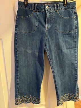 Embroidered Hem Crop Jeans - Blue